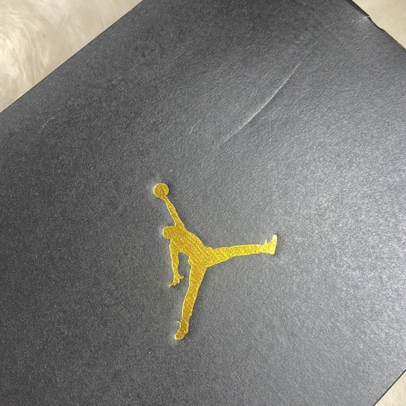 COPY - Youth AirJordan 1 Mid Se - Picture 4 of 11